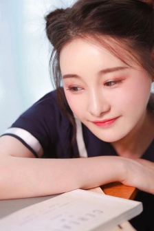 皎若云间月